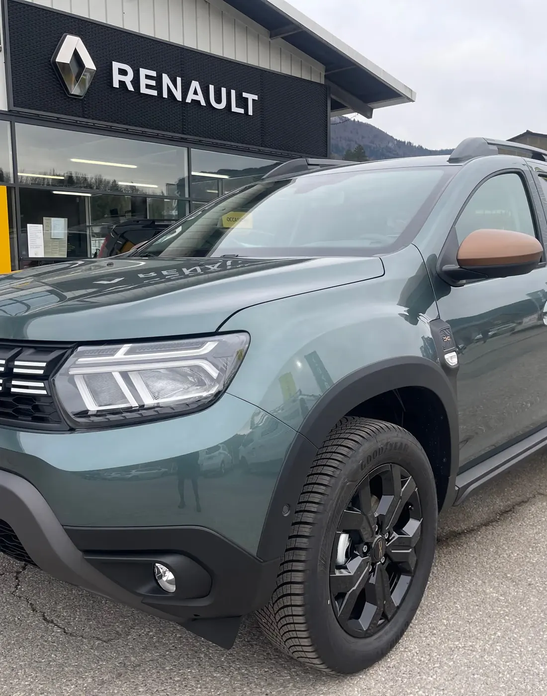Le parvis du garage à Lescheraines, l'enseigne Renault et les montagnes des Bauges