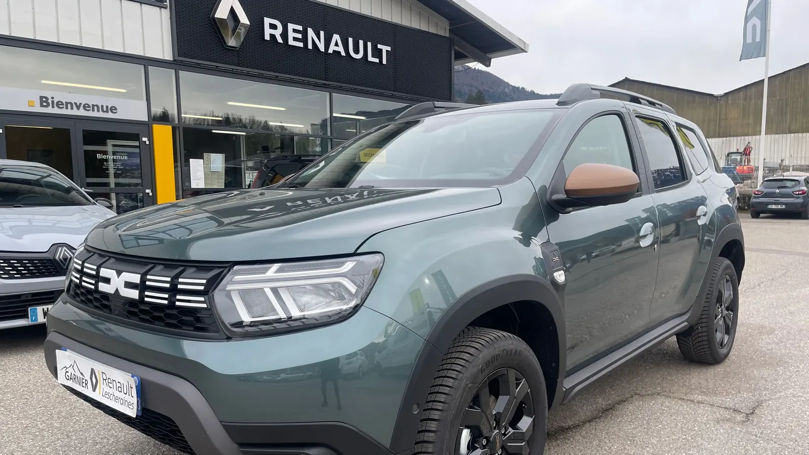 Le parvis du garage à Lescheraines, un tout-terrain devant l'enseigne Renault