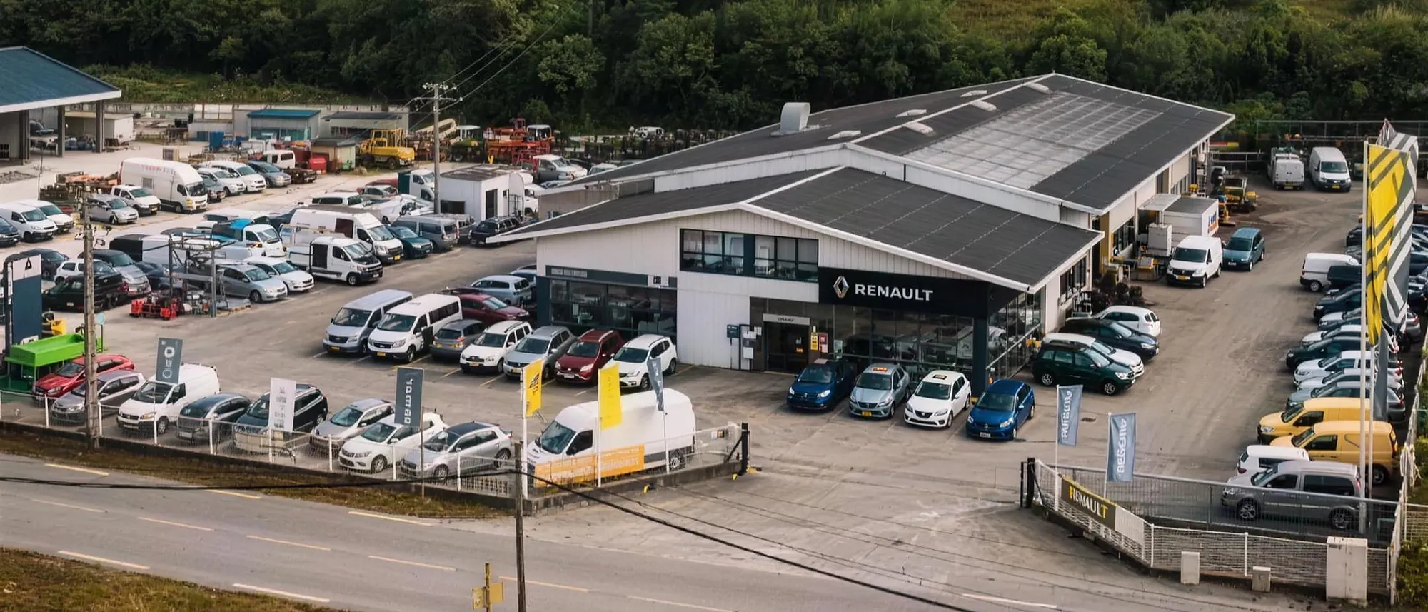 Le garage Garnier vu du ciel : l'enseigne Renault, l'atelier et le parc de véhicules