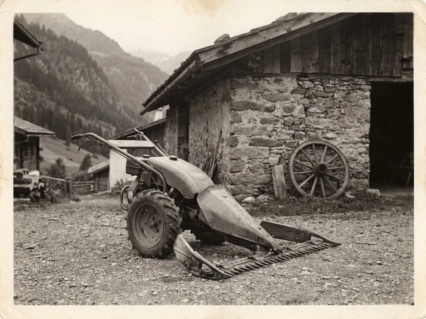 Une motofaucheuse d'après-guerre devant une grange