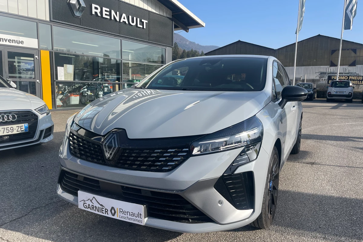 Une Clio grise garée devant l'agence de Lescheraines
