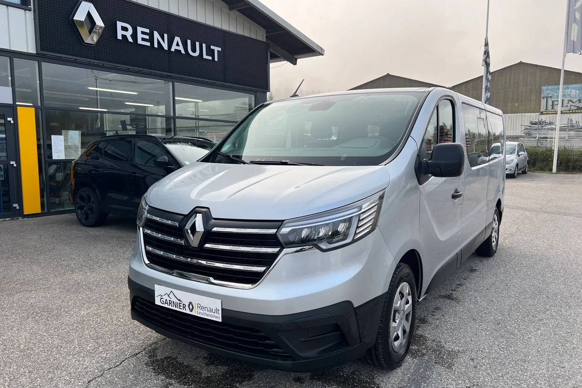 Un minibus Trafic gris neuf places devant l'agence