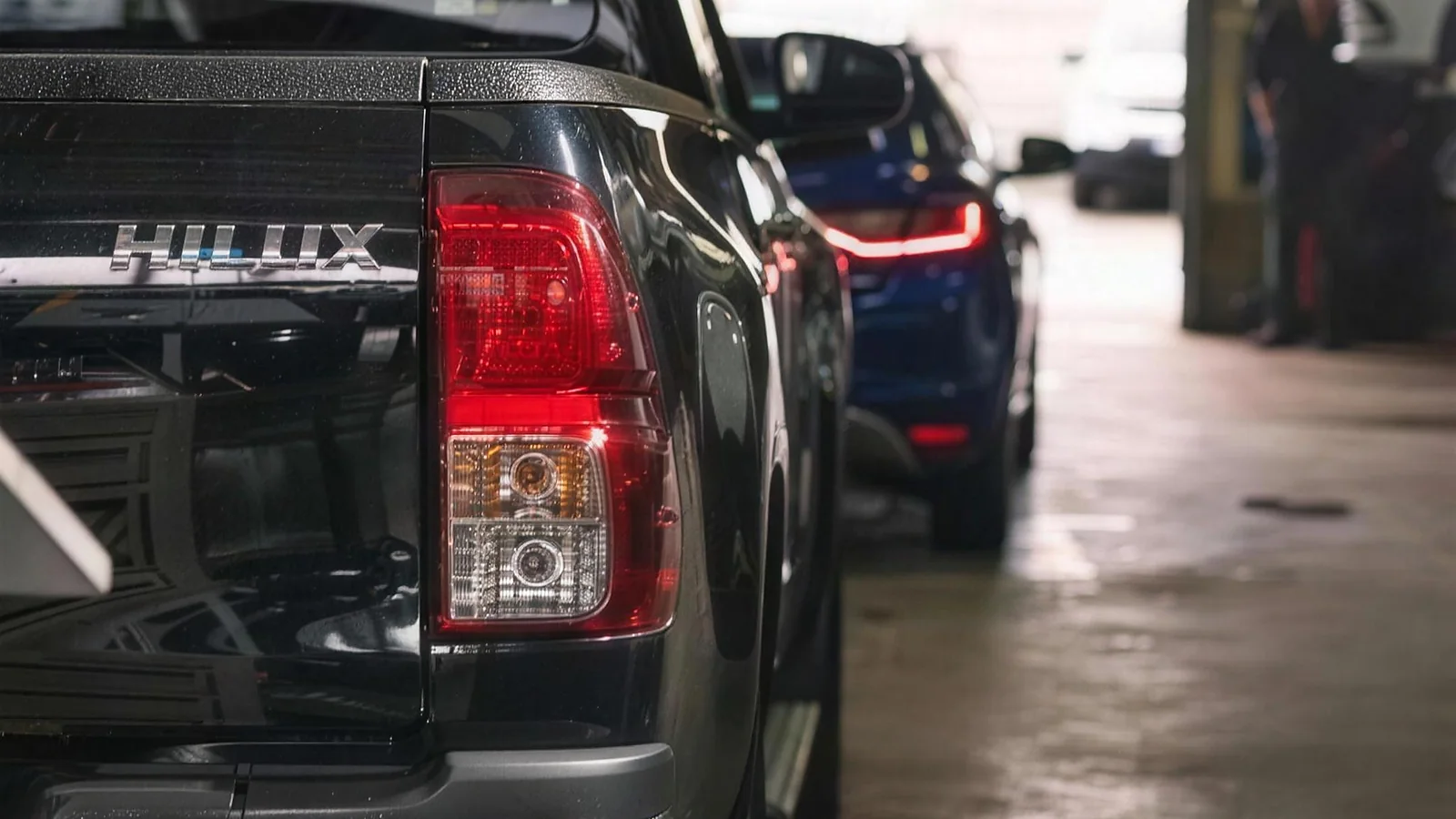 Un pick-up et des voitures alignés dans l'atelier automobile