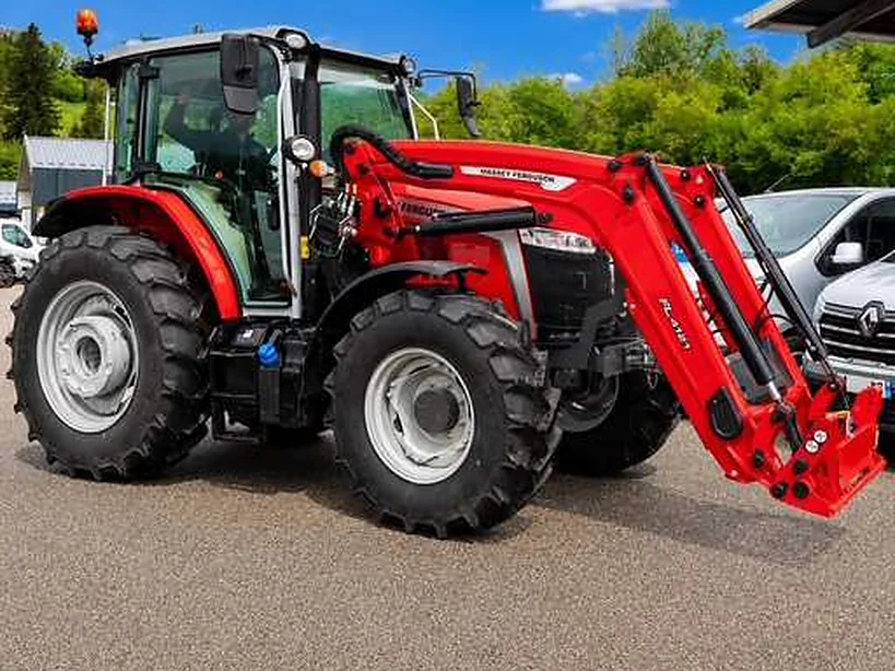 Un tracteur Massey Ferguson à chargeur, devant l'atelier de Lescheraines