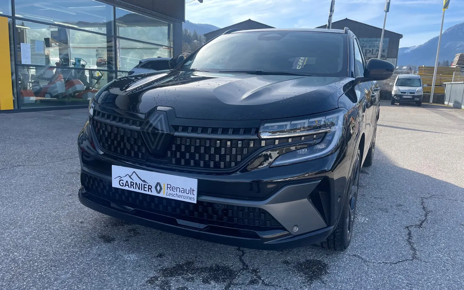 Une berline hybride neuve devant l'agence Renault de Lescheraines