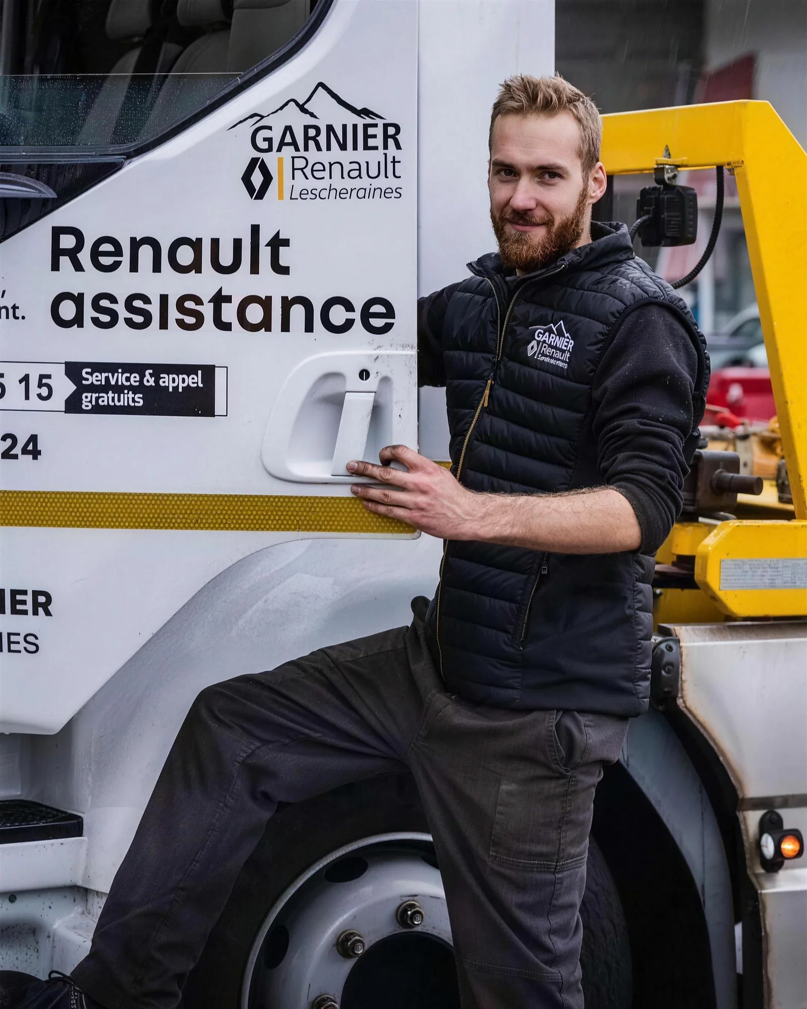 Un technicien du garage devant le camion Renault Assistance de Lescheraines
