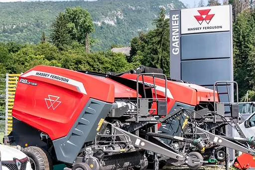 Deux presses Massey Ferguson sur le parvis du garage, devant le totem de la concession