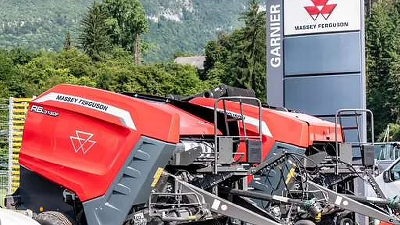 Deux presses Massey Ferguson sur le parvis, sous le totem du garage