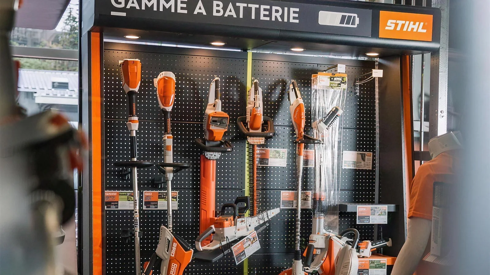 Le mur de la gamme Stihl à batterie, dans le magasin