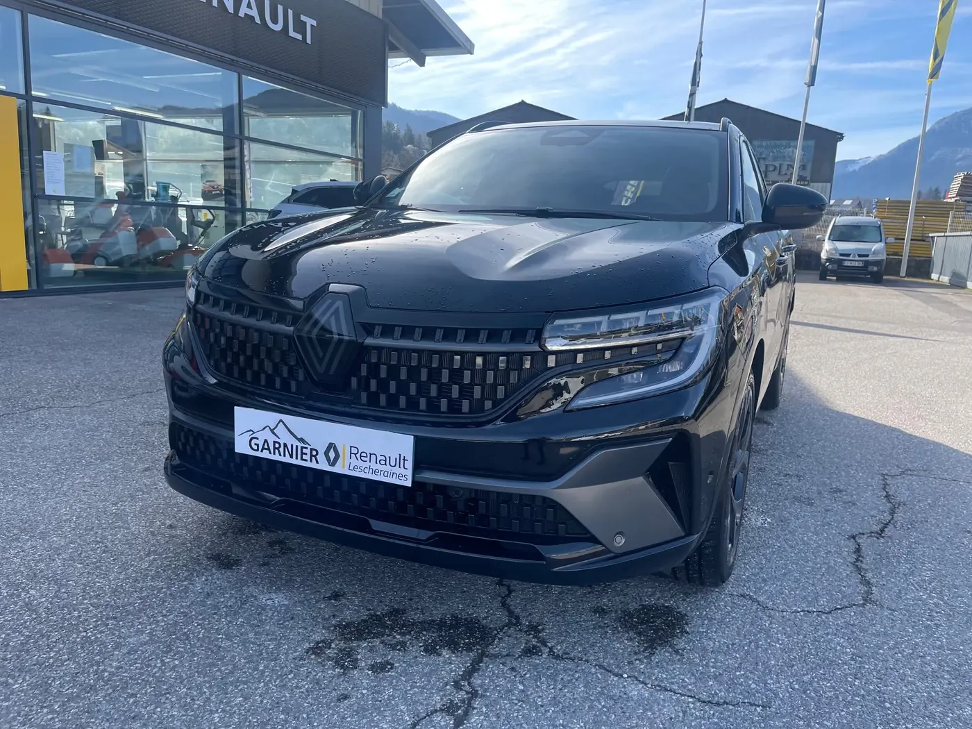 SUV noir étoile, de trois quarts avant devant l'agence de Lescheraines